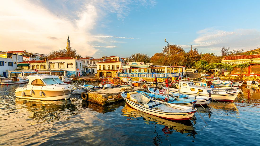 Bozcaada’da Gezilecek Yerler – Rüzgârın ve Deniz Kokunun Şehri